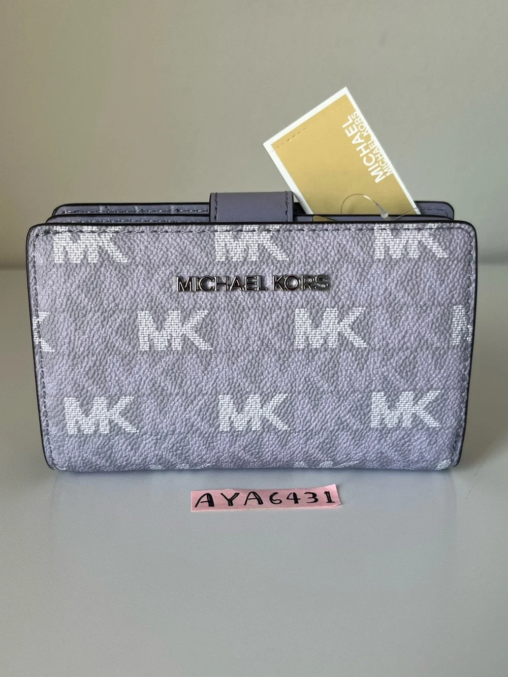 Michael Kors medium bifold zip corner wallet🎈🎈